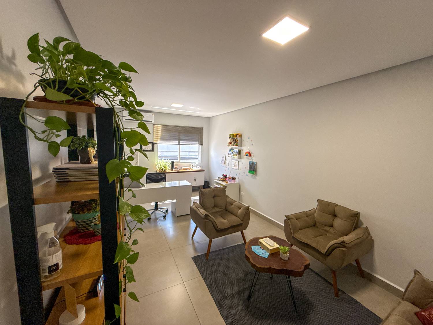 Sala acolhedora da Âmago com poltronas, plantas e luz natural